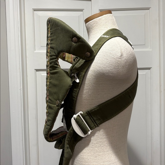 Baby Bjorn green adjustable infant front pack - Picture 3 of 13